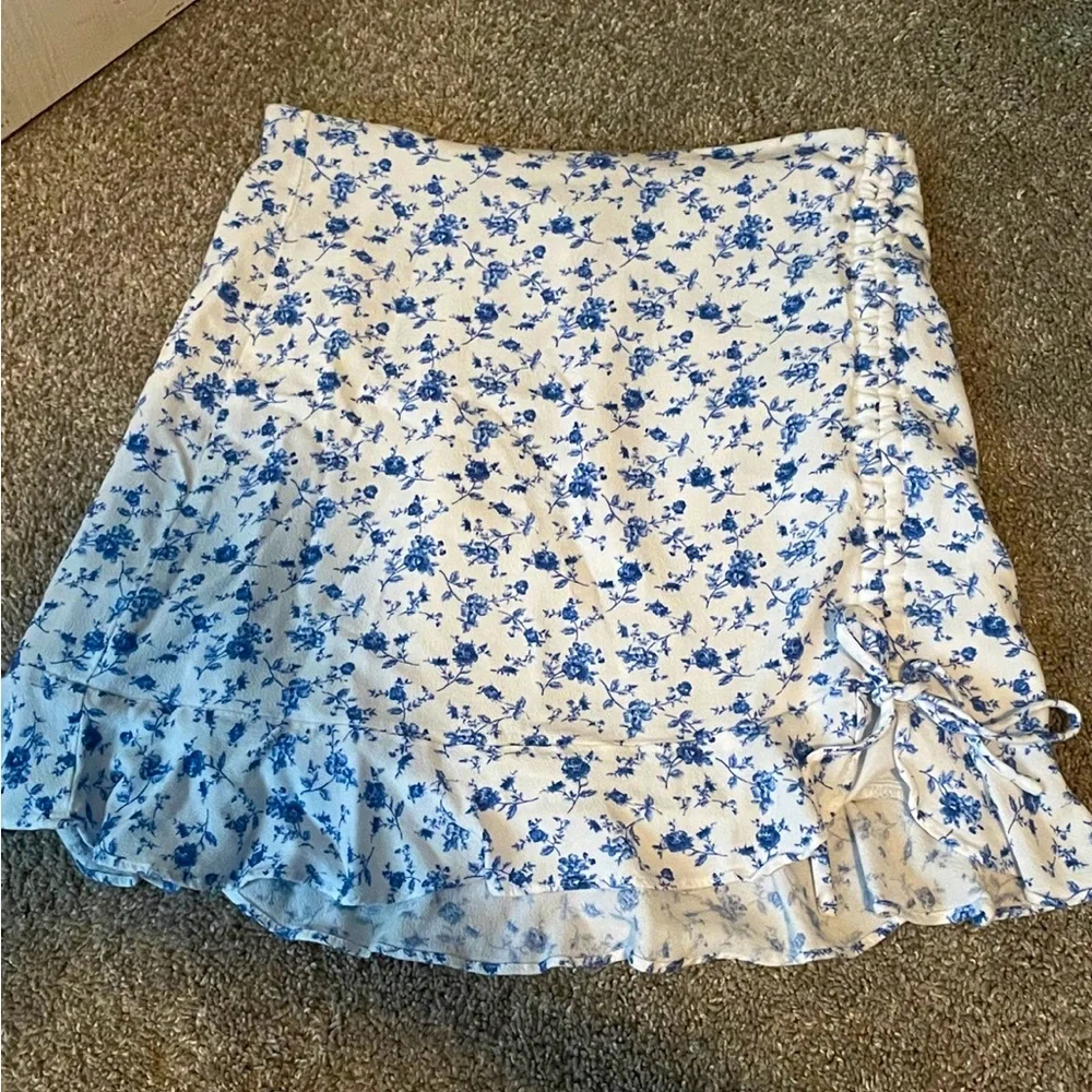 White and blue floral skirt - Picture 1 of 4